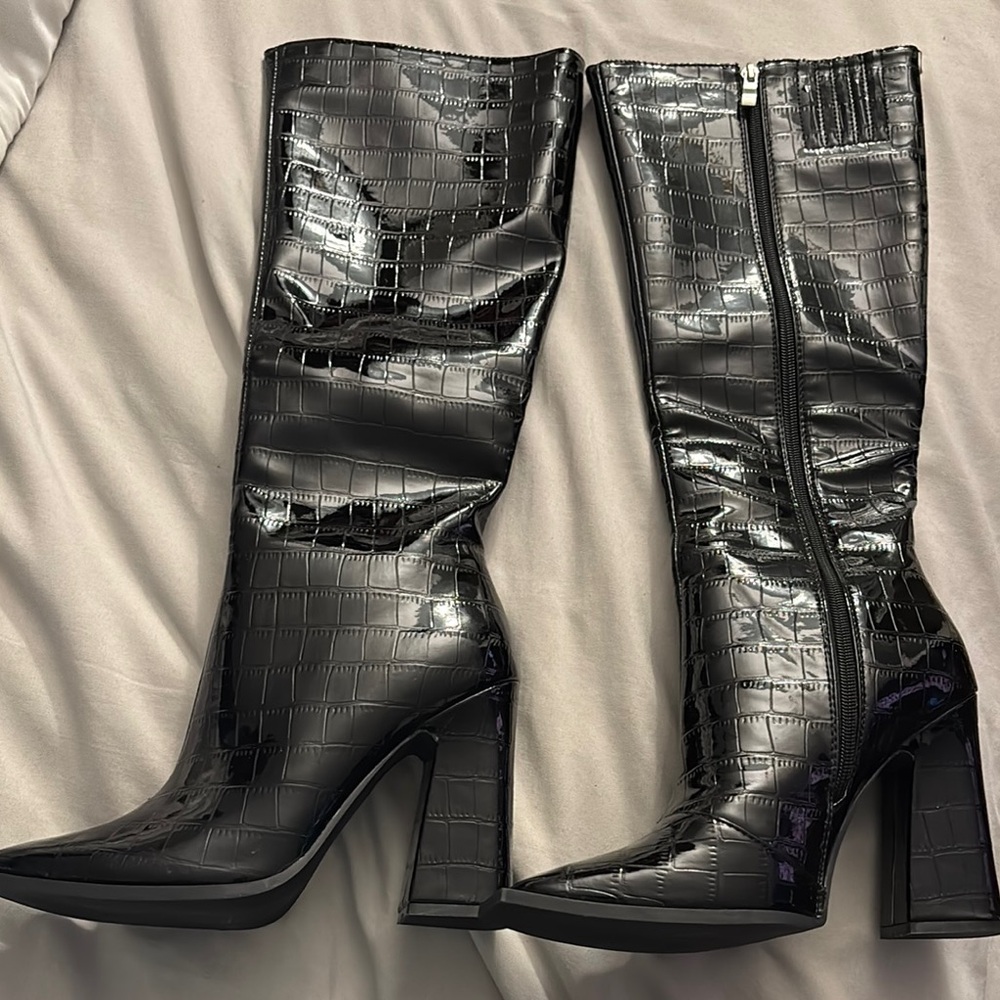 Black Heeled Boots with Chunky Heel and Pointed Toe